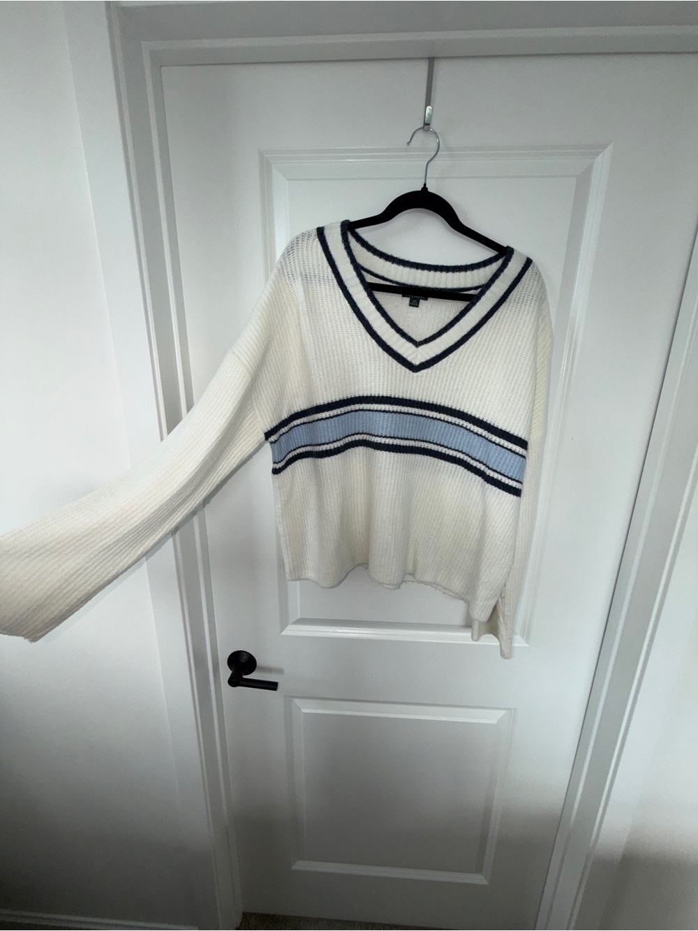 Wild Fable Cream & Navy Varsity Stripe V-Neck Sweater – Size XXL - Picture 4 of 6